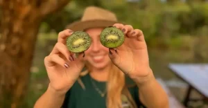 Leia mais sobre o artigo Como saber se o kiwi está no ponto certo de consumo? Veja 3 sinais infalíveis