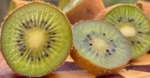 Leia mais sobre o artigo Frutas antioxidantes: entenda por que o kiwi lidera a lista