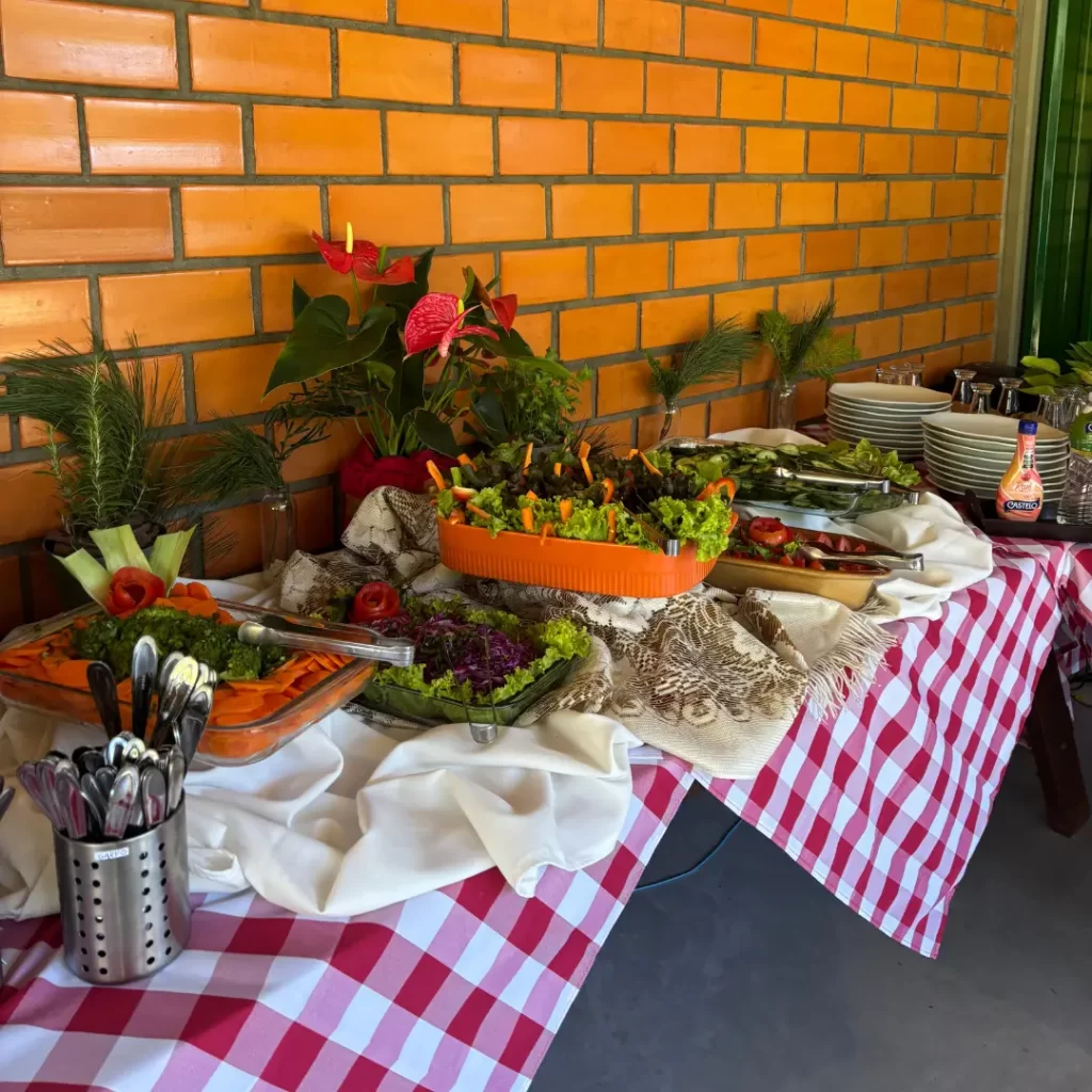 almoço campeiro chácara kiwi da serra saladas